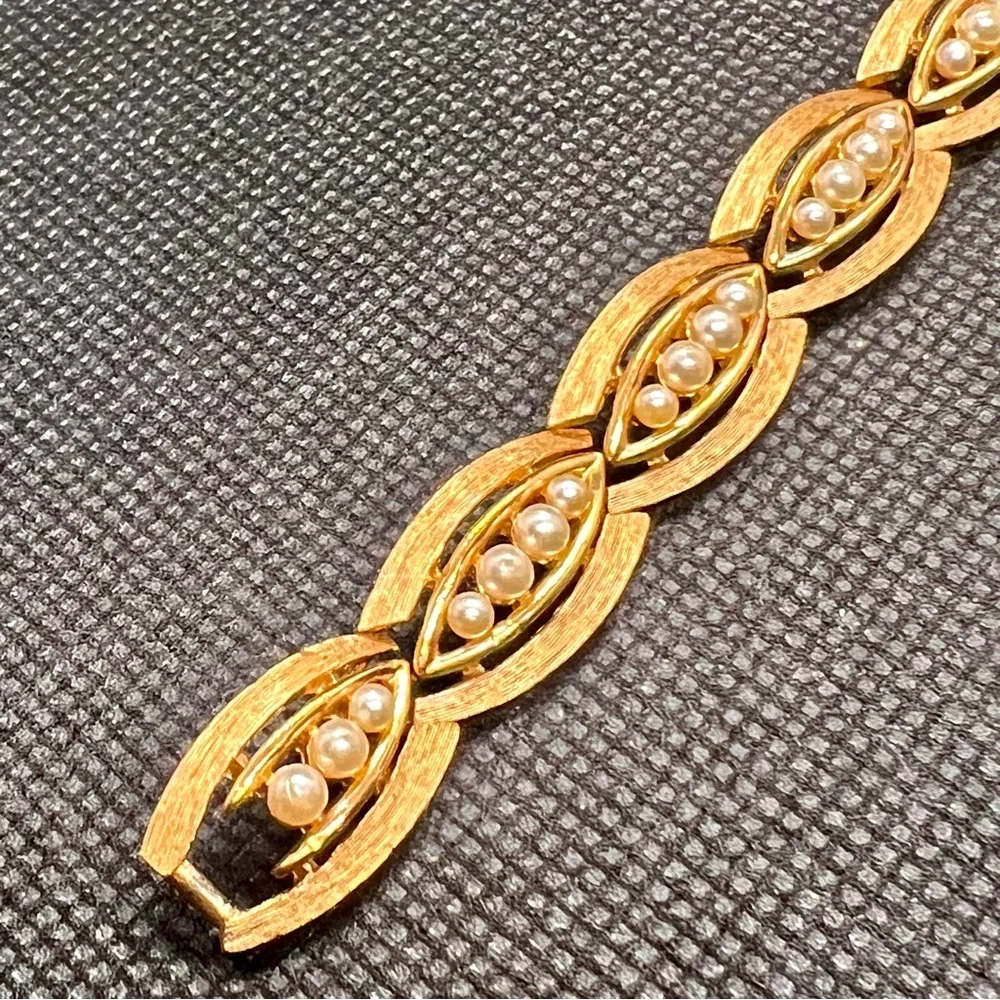 Lovely Vintage Crown Trifari Gold Tone Faux‎ Pearls Bracelet Jewelry Signed 7